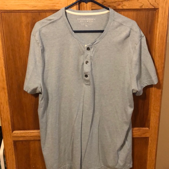 Banana Republic Men’s XL Henley 3 button shirt
